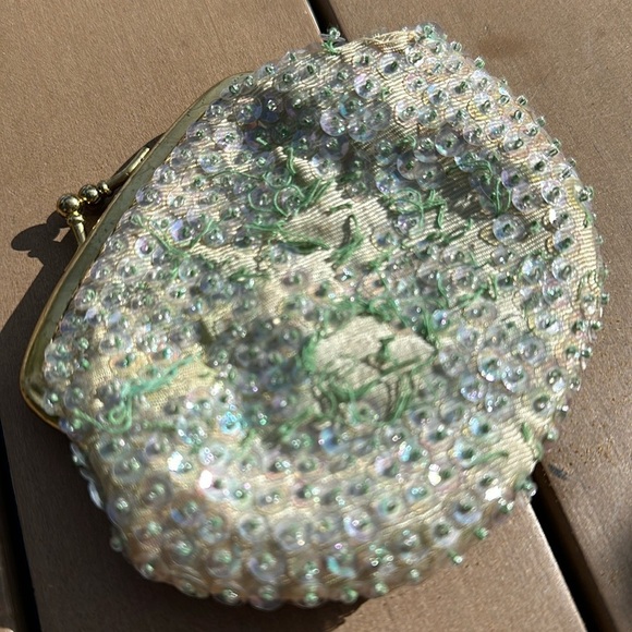 Vintage Handbags - Vintage hand mint greet beaded gold kisslock change purse with green lining